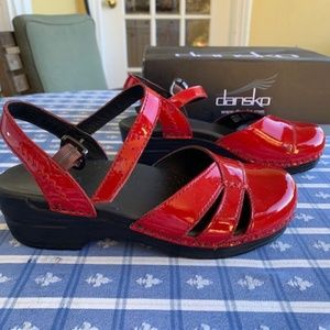 Dansko Maeve Red Patent Leather Closed toe ankle strap Clog Size 39 - RARE!